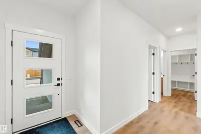 Interior photo 1 of 2232 5 AV SW