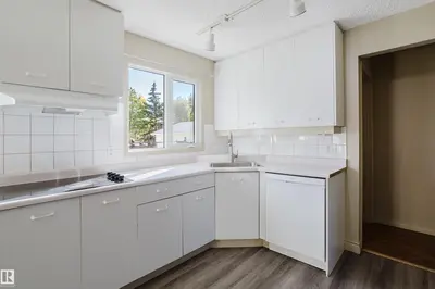 Interior photo 3 of 30 BRAMPTON ST S