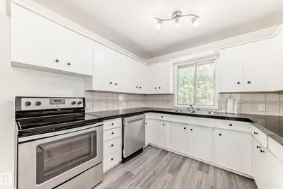Interior photo 4 of 11937 39 ST NW NW