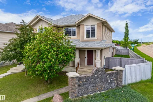 8204 180 AV NW, Edmonton - $399,900