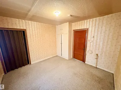 Interior photo 4 of 5103 50 AV