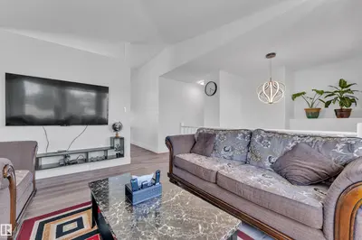 Interior photo 2 of 916 JORDAN CR NW