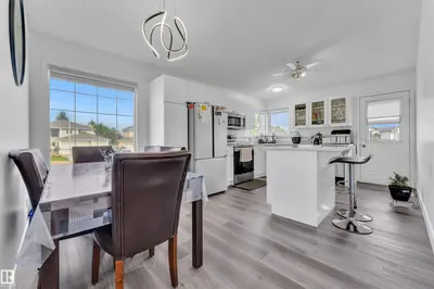 Interior photo 3 of 916 JORDAN CR NW