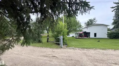 Interior photo 1 of 422 11121 TWP ROAD 595