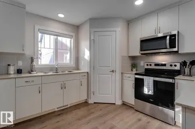 Interior photo 3 of #72 1005 GRAYDON HILL BV SW SW