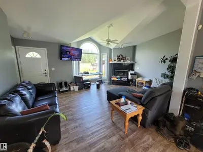 Interior photo 3 of 674036 RGE ROAD 193