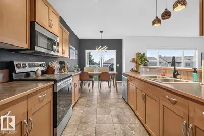 Interior photo 3 of 82 CARLYLE CR