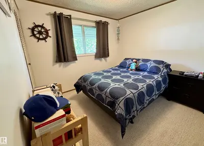 Interior photo 4 of 4928 52 AV