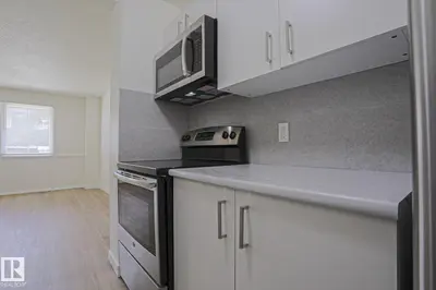 Interior photo 3 of 603 VILLAGE ON THE GREEN GR NW