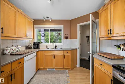 Interior photo 2 of 33 LAMPLIGHT DR