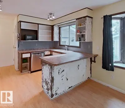 Interior photo 3 of 122 HARRISON DR NW