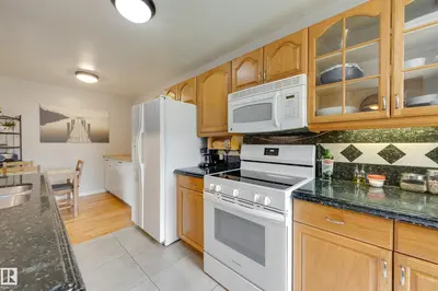 Interior photo 3 of 126 PRIMROSE GARDENS GD NW