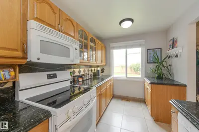 Interior photo 2 of 126 PRIMROSE GARDENS GD NW