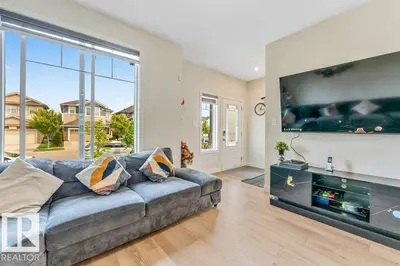 Interior photo 4 of 5315 22 AV SW