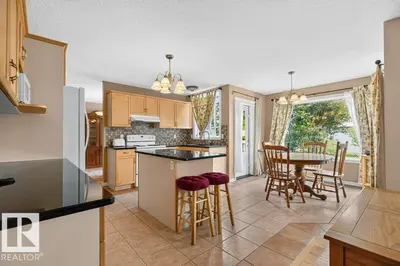 Interior photo 3 of 572 BYRNE CR SW