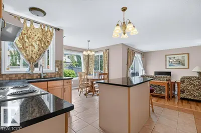 Interior photo 2 of 572 BYRNE CR SW