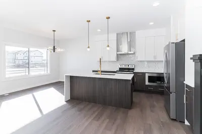 Interior photo 4 of 911 18 AV NW