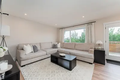 Interior photo 2 of 584 MEADOWVIEW DR