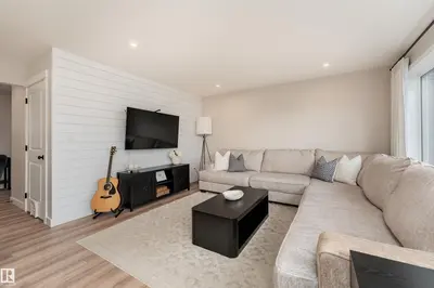 Interior photo 4 of 584 MEADOWVIEW DR