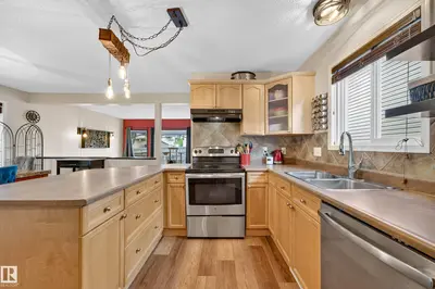 Interior photo 2 of 14 BIRCHGLEN CR
