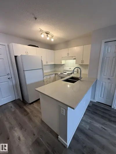 Interior photo 1 of #106 40 SUMMERWOOD BV