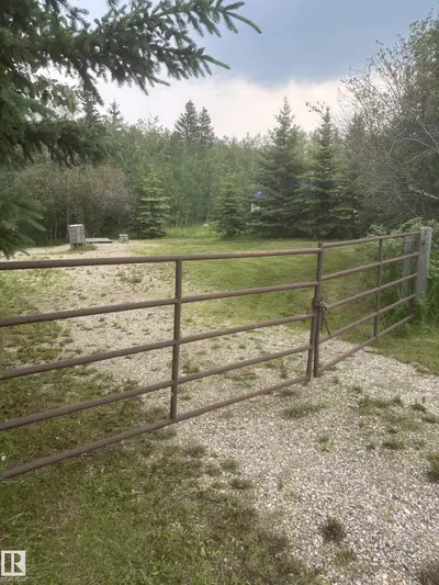 Interior photo 2 of 567 12002 Twp Rd 605a