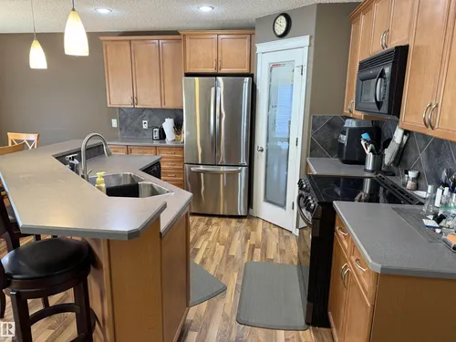 21113 92A AV NW NW, Edmonton - $485,000