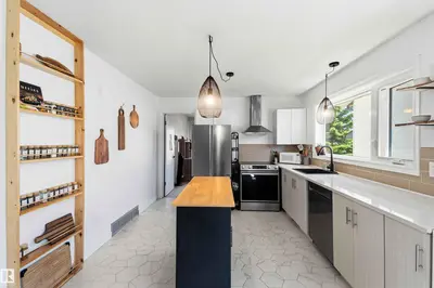 Interior photo 4 of 4335 53 AV