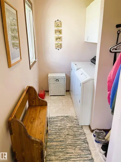 Interior photo 3 of 4725 43 AV