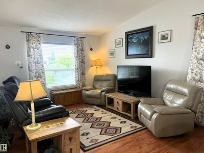 Interior photo 3 of 4914 51 Ave