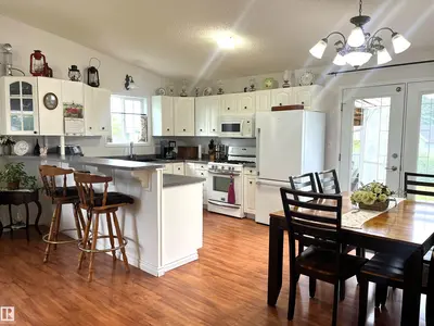 Interior photo 4 of 4914 51 Ave