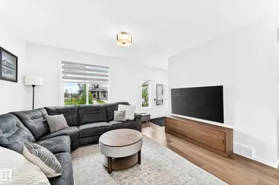 Interior photo 4 of 5233 22 AV SW