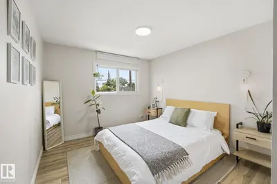 Interior photo 2 of 10622 51 AV NW