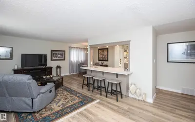 Interior photo 2 of 10352 109 Ave