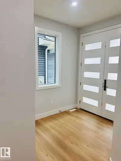 Interior photo 1 of 
