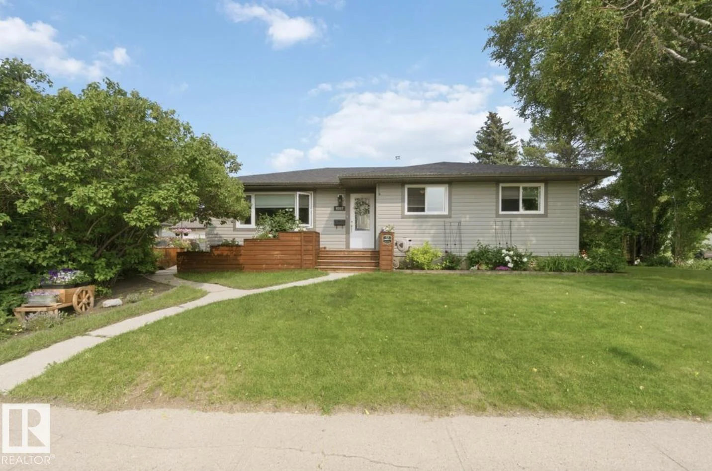 4007 45 Street, Stony Plain - 5 bedroom Detached Single Family for sale