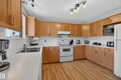 Interior photo 4 of 5116 52 Ave