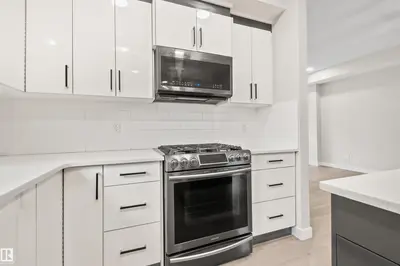 Interior photo 4 of 383 CHARLESWORTH DR SW