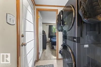 Interior photo 3 of 52 4405 50 AV
