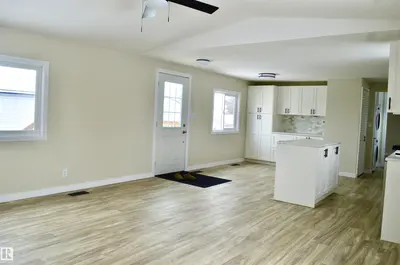 Interior photo 2 of 735 Parkland