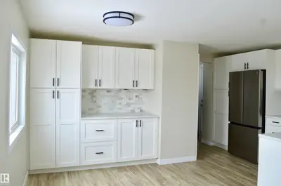 Interior photo 1 of 735 Parkland