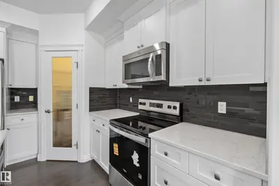 Interior photo 3 of 720 CHARLESWORTH WY SW