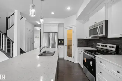 Interior photo 2 of 720 CHARLESWORTH WY SW