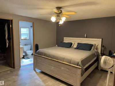 Interior photo 4 of 5421 48A Ave