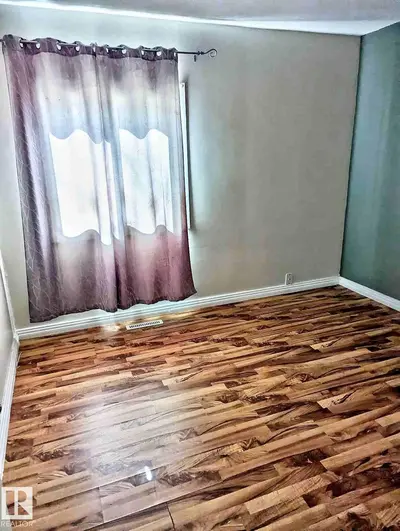 Interior photo 4 of 4730 46 AV