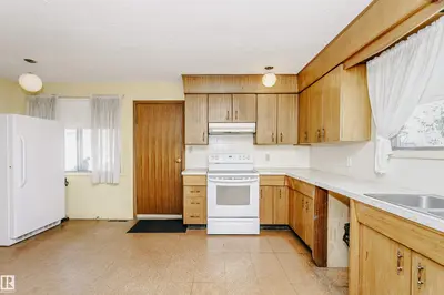 Interior photo 3 of 5041 48 AV