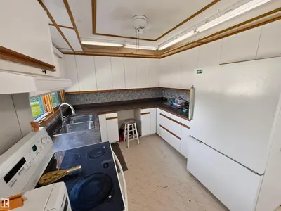 Interior photo 3 of 712 LAKESIDE DR