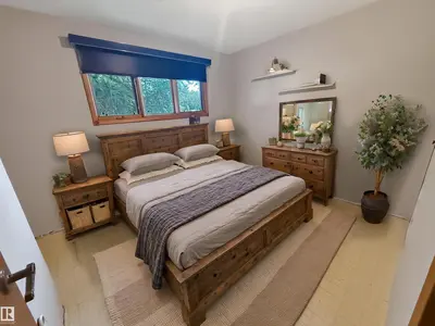 Interior photo 4 of 712 LAKESIDE DR