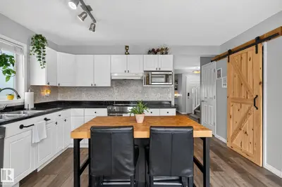 Interior photo 3 of 833 MCALLISTER CR SW