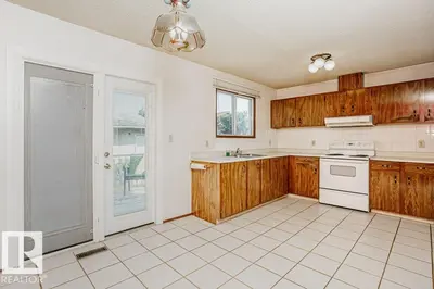 Interior photo 4 of 3520 42 AV NW